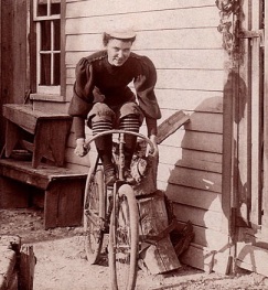 Uma senhora pronta para andar de bicicleta em 1900.