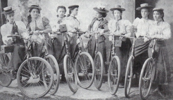 Grupo de mulheres posam para uma foto em 1889 com suas bicicletas.
