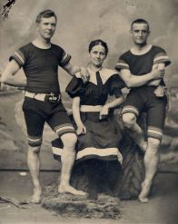 Dois homens e uma mulher com roupas de praia, 1890.