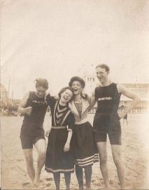 Amigos na praia, entre 1890-1900.