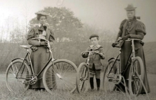 Duas mulheres e um menino com suas bicicletas.
