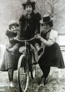 Adolescentes mostram seu desprezo pelas convenções. 1895.