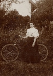 Mulher com sua bicicleta, 1896.