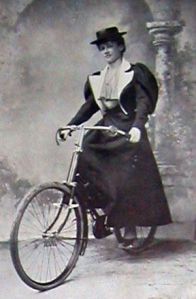 Lady Norreys e sua bicicleta, 1897.