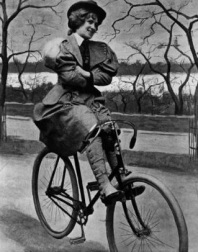 Uma mulher se senta na sua bicicleta, 1897.