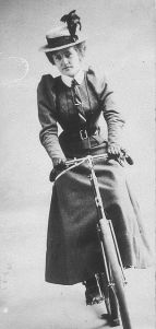 Mulher com sua bicicleta, 1899.