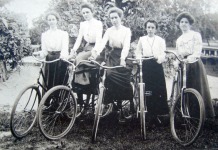 Grupo de mulheres e suas bicicletas, 1901.