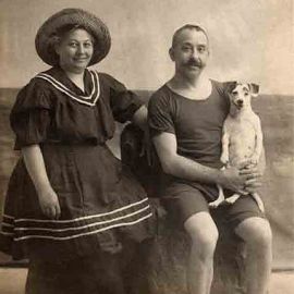 Casal na praia, com seu cachorro (foto tirada em estúdio). Final do século XIX.