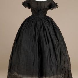 Vestido de seda negra, provavelmente de luto, 1850.