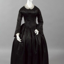 Vestido de luto de cetim, australiano, 1857.