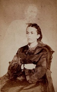 A sra. Conand com o fantasma de seu irmão Charles H. Crowell. Por volta de 1868.