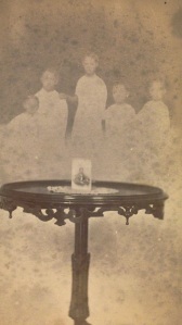 Cinco espíritos atrás de uma mesa. Entre 1862-1875.