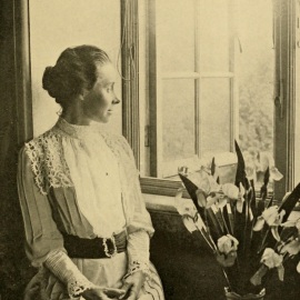 Philippa em seu quarto no Newnham College, em 1891.
